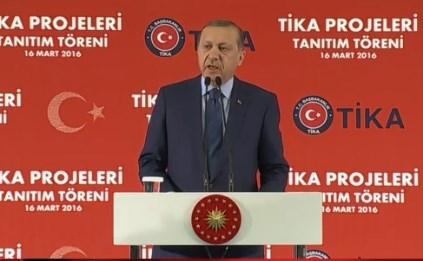 Erdoğan'dan mültecilerle dalga geçen Hollandalılara tepki