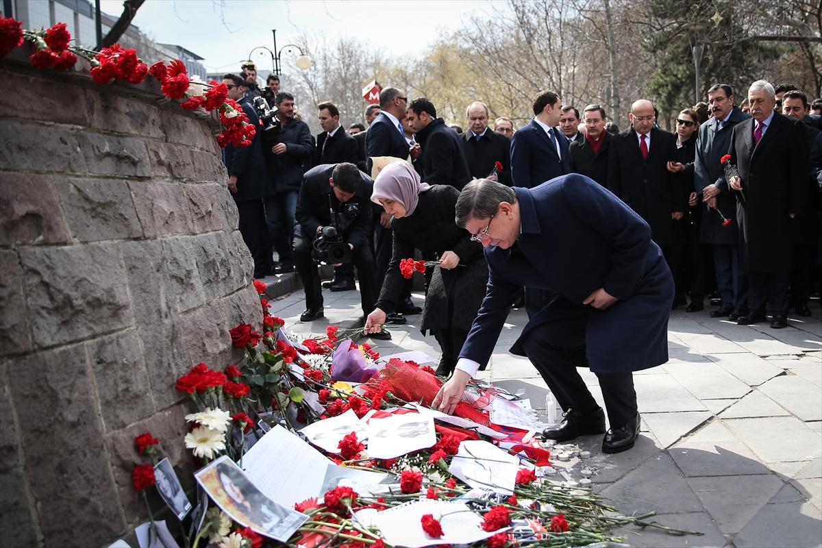 Davutoğlu Ankara saldırısının olduğu yere karanfil bıraktı
