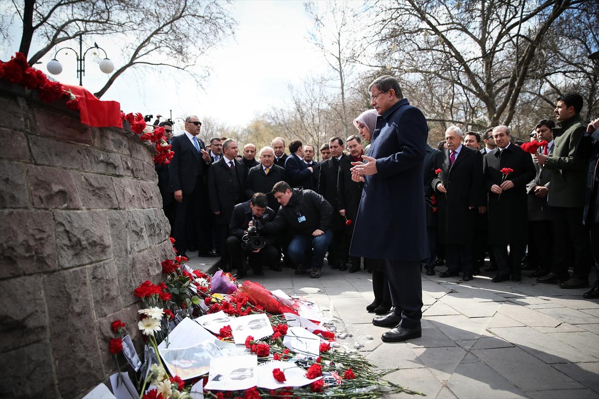 Davutoğlu Ankara saldırısının olduğu yere karanfil bıraktı