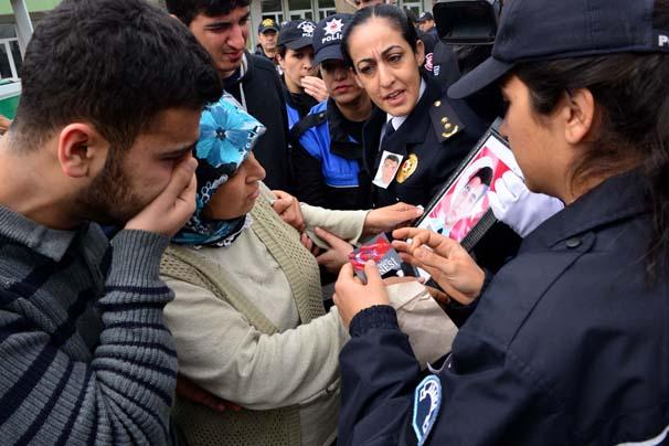 Cenazede özel harekatçı çevik kuvvete sarılıp ağladı
