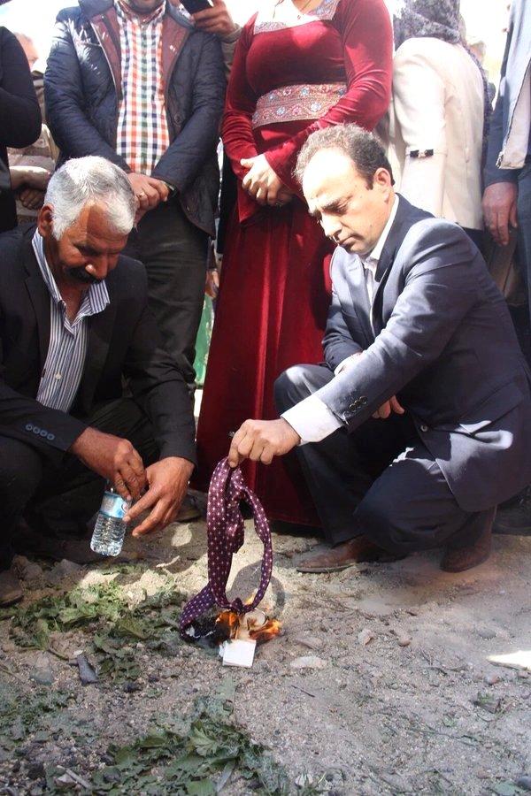 HDP'li vekil Osman Baydemir kravatını yaktı