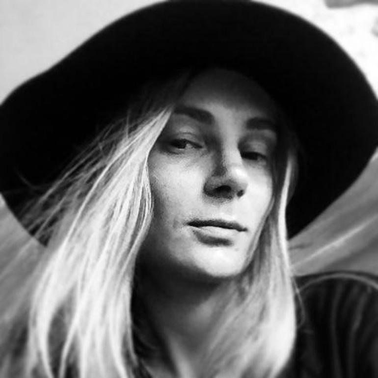 Kazak manken benzinle kendini yaktı