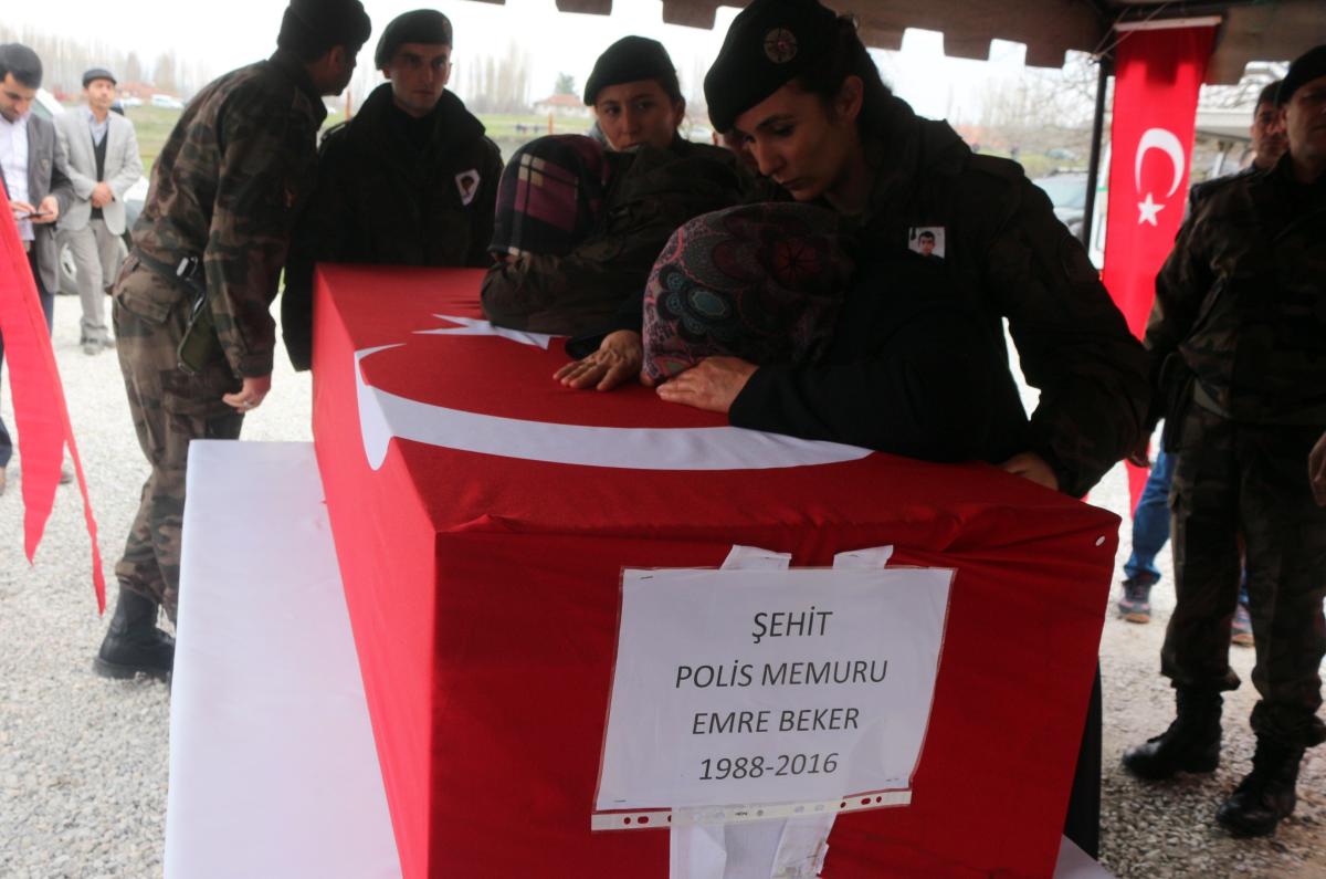 Şehit polisin cenaze namazını babası kıldırdı