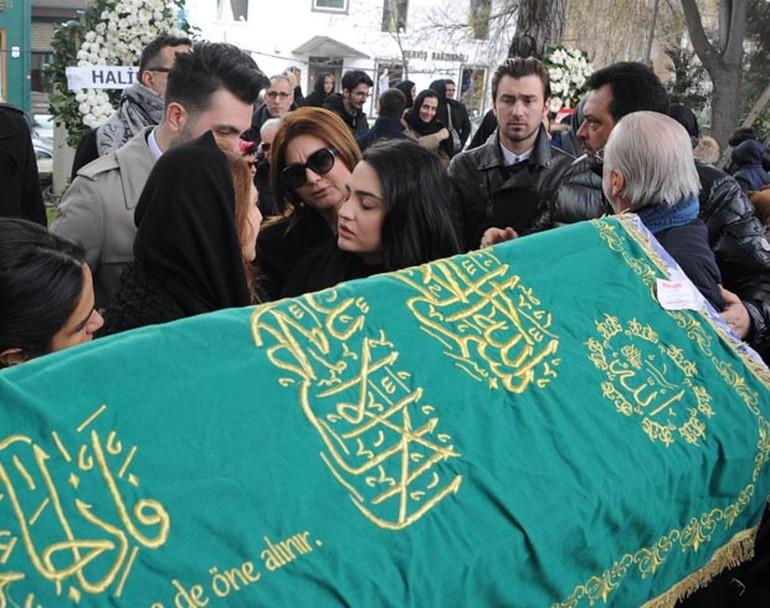 Hakan Ural annesi Ceyhan Cem'i son yolculuğuna uğurladı