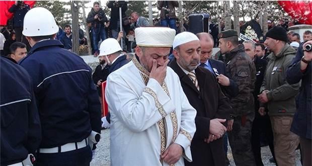 Şehit polisin cenaze namazını babası kıldırdı