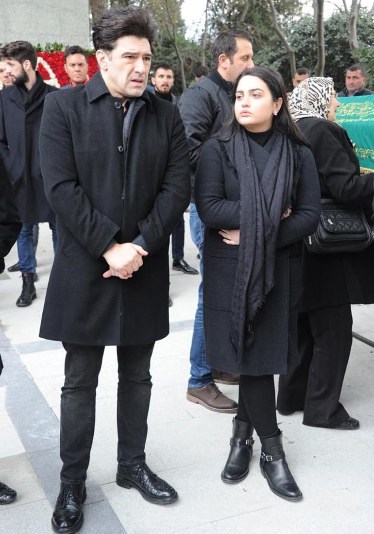 Hakan Ural annesi Ceyhan Cem'i son yolculuğuna uğurladı