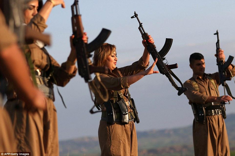 Kadın peşmergeler nevruzu kutladı