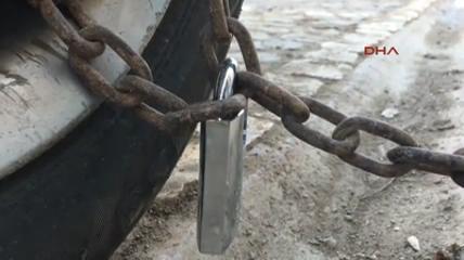 Otomobilini çalınmasın diye ağaca zincirledi İZLE