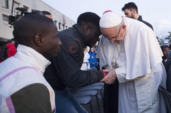 Papa Franciscus göçmenlerin ayaklarını yıkayıp öptü