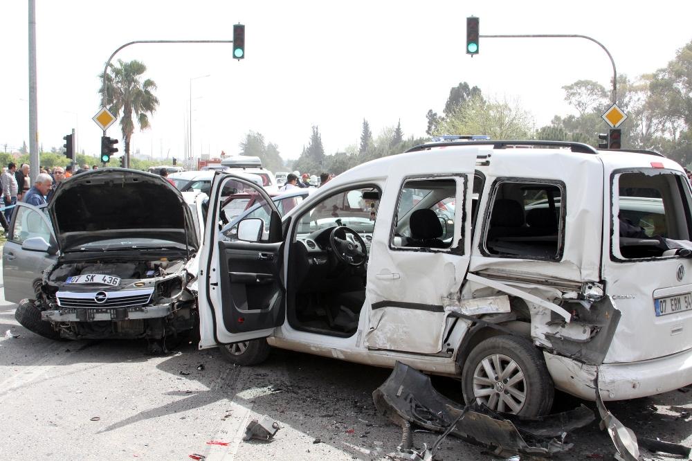 Kantardan kaçan kamyon araçların arasına daldı