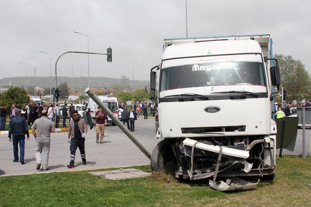 Kantardan kaçan kamyon araçların arasına daldı