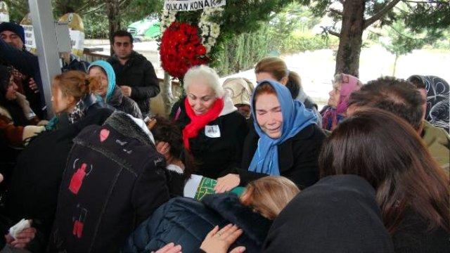 Asena, Aynur Kanbur'un cenazesinde isyan etti