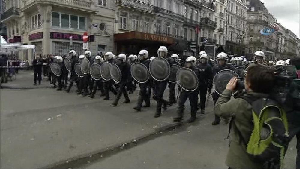 Brüksel'de anma törenini basan gruba polis müdahalesi