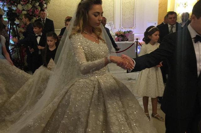 Rus düğününe servet harcandı