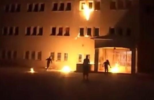 Diyarbakır'da teröristler okulu ve pansiyonu yaktı