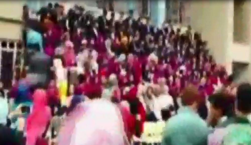 Mezuniyet töreninde platform çöktü İZLE