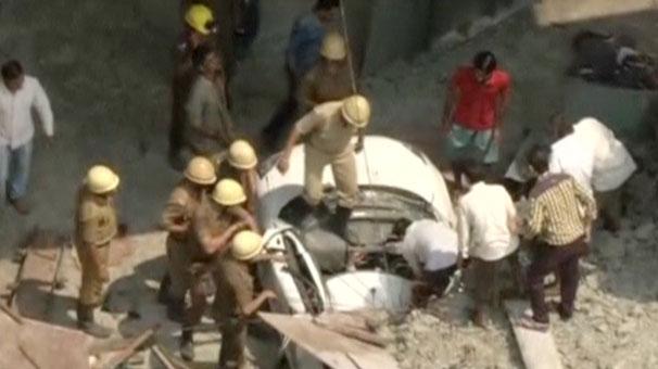 Hindistan'da üst geçit çöktü: 10 ölü