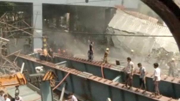 Hindistan'da üst geçit çöktü: 10 ölü