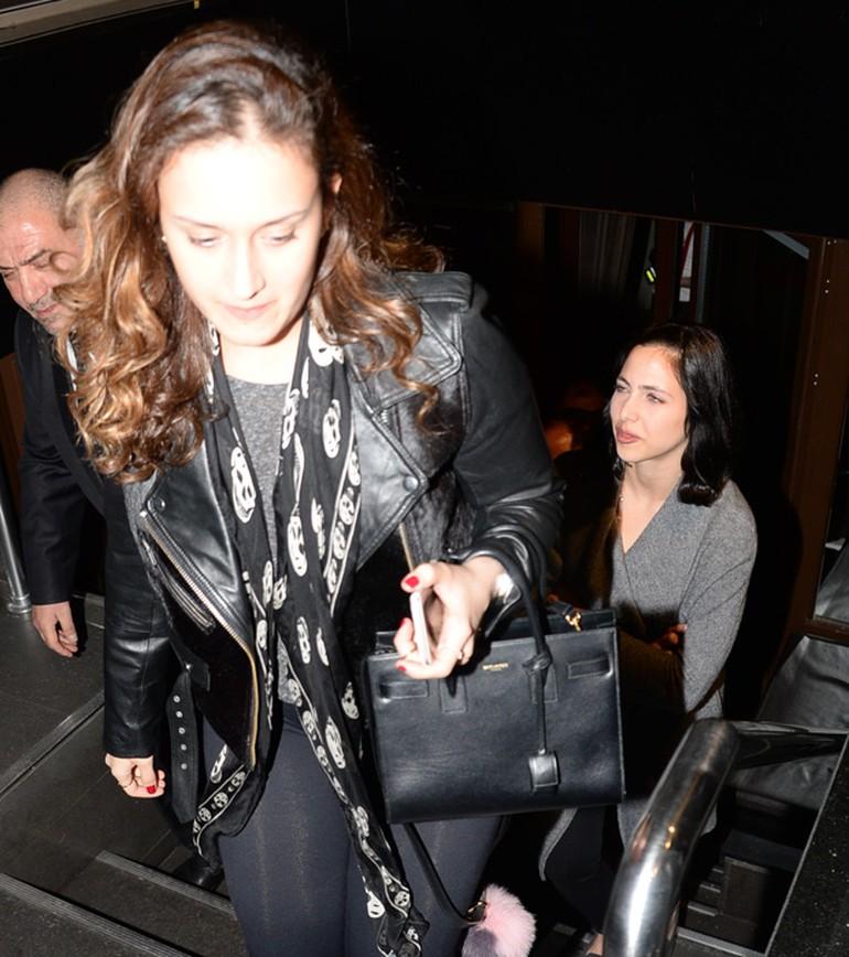 Zehra Çilingiroğlu bara gitti