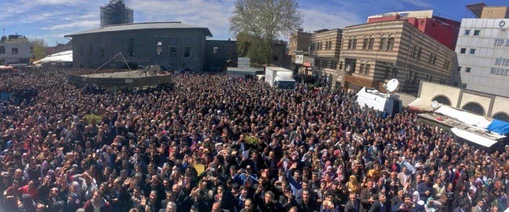 Davutoğlu'nun Sur'daki konuşmasına yoğun ilgi