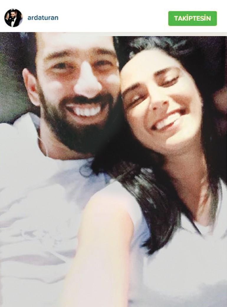 Arda Turan'dan Selfie'li barış mesajı
