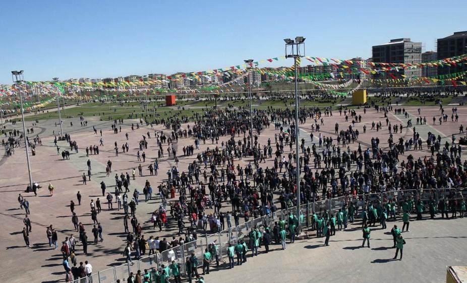 Davutoğlu'nun Sur'daki konuşmasına yoğun ilgi