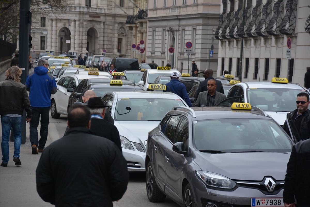 Avusturya’da taksicilerden Uber protestosu