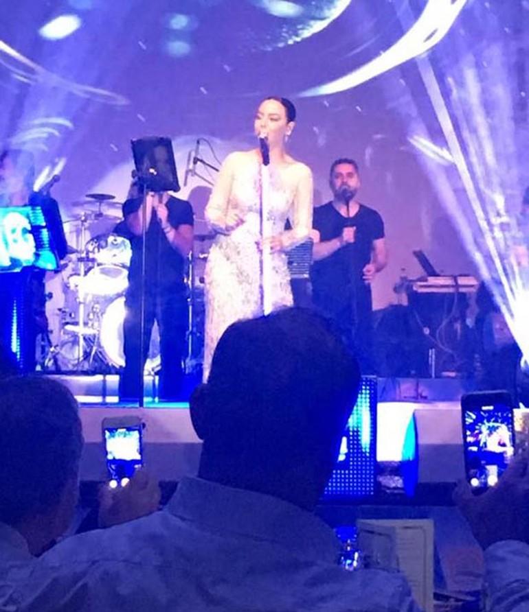 Ebru Gündeş Antalya’da konser verdi