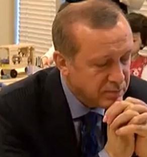 Küçük kızın Sezai Karakoç şiiri Erdoğan'ı duygulandırdı