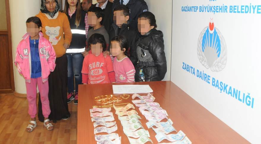 Mendil sattıran Suriyeli kadının üzerinden altın çıktı