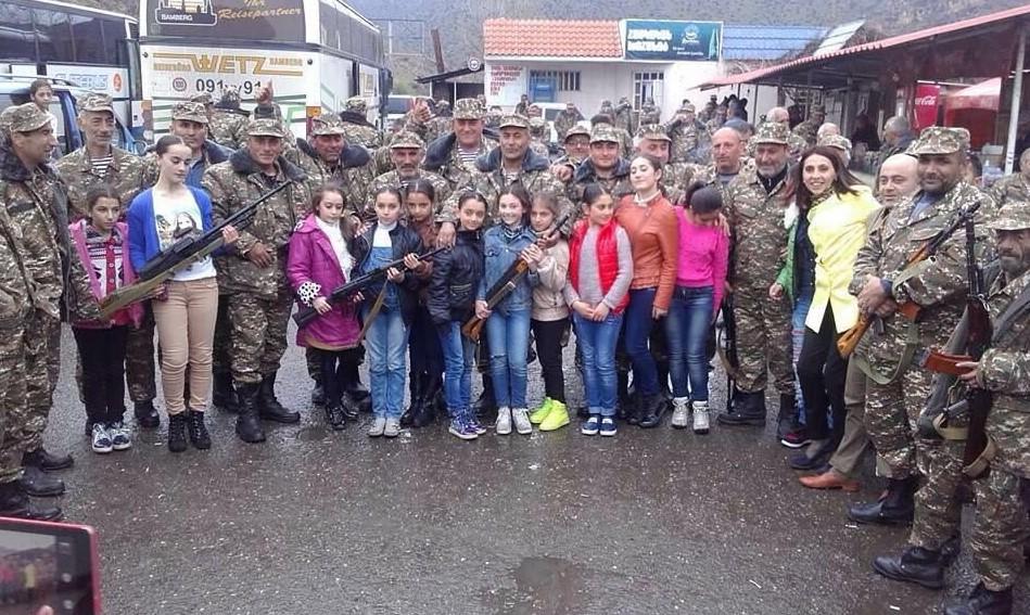Ermenistan'da çocukların eline silah verdiler