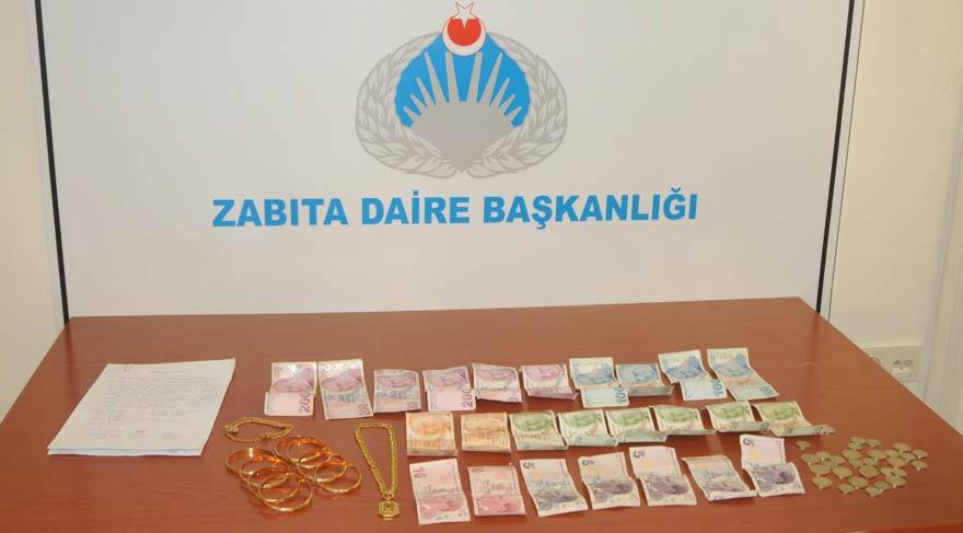 Mendil sattıran Suriyeli kadının üzerinden altın çıktı