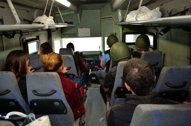 Bebekli ailenin tahliyesinde asker şefkati