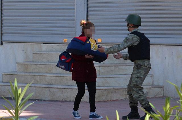 Bebekli ailenin tahliyesinde asker şefkati