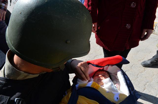 Bebekli ailenin tahliyesinde asker şefkati