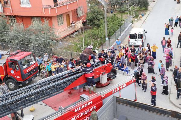 Yangında mahsur kalan kadını itfaiye kurtardı