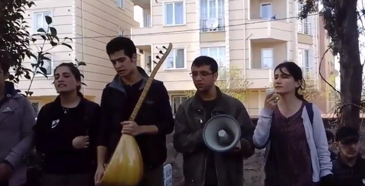 Grup Yorum teröristin mezarı başında marş okudu