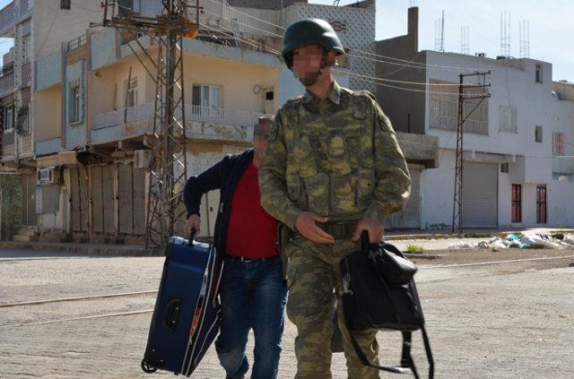 Bebekli ailenin tahliyesinde asker şefkati