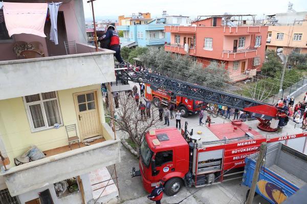 Yangında mahsur kalan kadını itfaiye kurtardı
