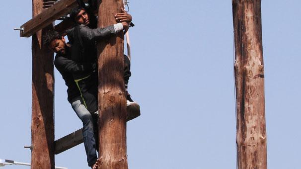 Türkiye'ye gelmek istemeyen mülteci intihara kalkıştı