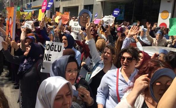 AK Partili ve CHP'li kadınlardan karşılıklı protesto