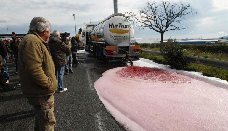 Fransız çiftçiler İspanyol şaraplarını döktü