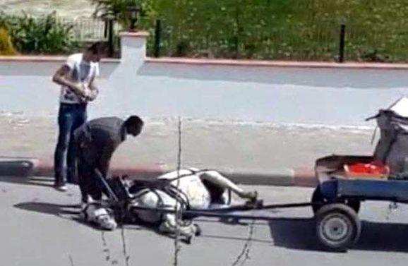 Yorgunluk yığılan atına  tekme ve odunla vurdu