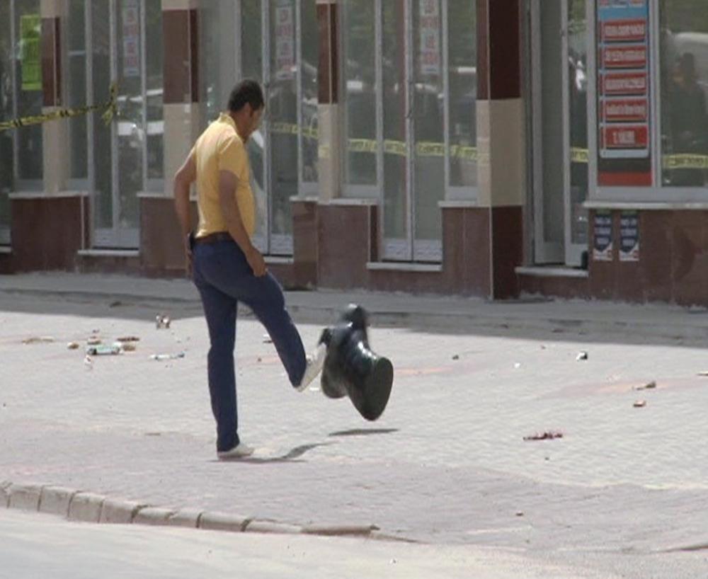 Şüpheli paketi taşlayıp tekmeleyen Konyalı