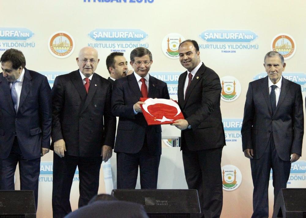 Davutoğlu Şanlıurfa'nın İstiklal Madalyası'nı takdim etti