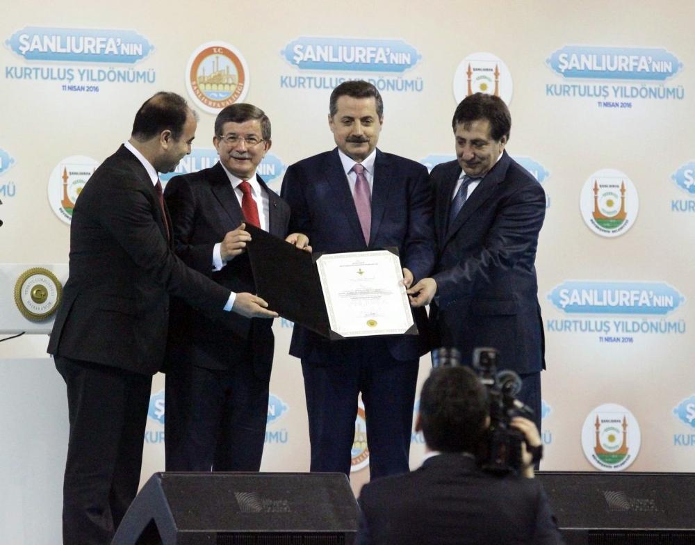 Davutoğlu Şanlıurfa'nın İstiklal Madalyası'nı takdim etti