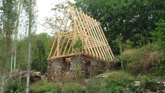 Genç çift İzmir'de 10 bin liraya kendi evlerini inşa etti