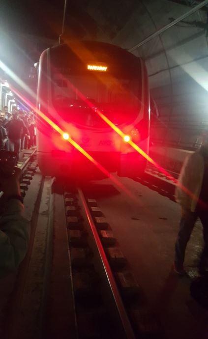 Marmaray treni raydan çıktı