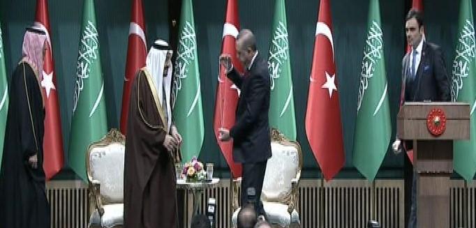 Erdoğan Kral Selman'a devlet nişanı taktı