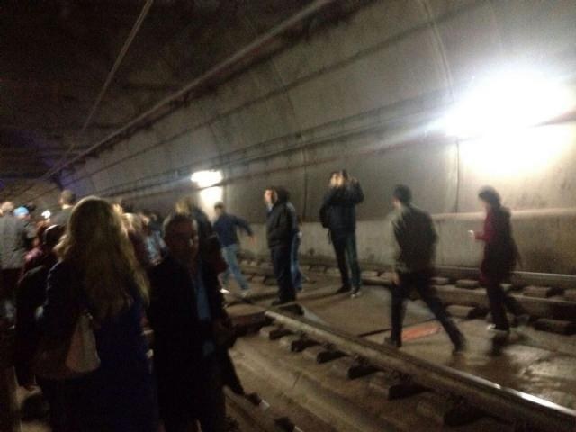 Marmaray treni raydan çıktı